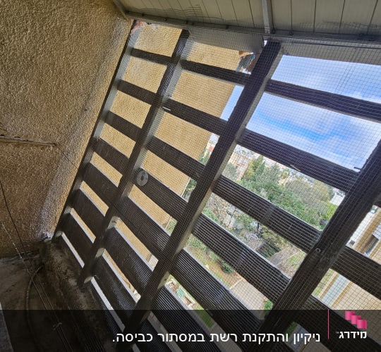 רשת מתוחה על מרפסת למניעת כניסת יונים
